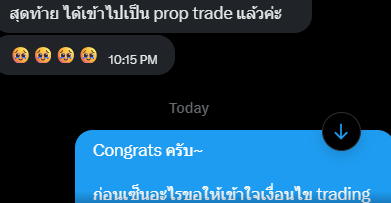 JRTDesk's tweet photo. น้องคนนึงส่งข้อความมาว่าสอบผ่านได้เป็น prop trader แล้ว.. นี่คือที่ผมตอบน้องไป.. คิดว่าบางส่วนเป็นประโยชน์กับคนอื่นได้เล่นกัน เลยเอามา shared.. 
==================================
Congrats ครับ~ 

ก่อนเซ็นอะไรขอให้เข้าใจเงื่อนไข trading desk ของตัวเองให้ครบ..

Drawdown limit เท่าไหร่.. profit split ยังไง.. allocation เริ่มที่เท่าไหร่.. แล้วโตขึ้นด้วยเงื่อนไขอะไร...

ต้องรู้กติกาก่อนไม่ใช่รู้ตอนโดนเรียกคุย..

แล้ว game จากนี้เปลี่ยนแล้วนะ.. trade เงินตัวเองกับ trade เงินบริษัทคือคนละอย่างกัน..

และจำไว้ risk manager ไม่ใช่ศัตรู แต่คือคนที่จะช่วยให้เราอยู่ต่อได้ไปยาวๆ..

ปีแรกเป้าหมายไม่ควรทำกำไรสูงสุด แต่ควรเป็นรักษาที่นั่งไว้..

ปกติจะเพิ่ม allocation ให้คนที่คุม risk ได้ ไม่ใช่คนที่กำไรพุ่งแรงๆ แล้วก็ระเบิดตอนหลัง..

และหัดแยก P&L ให้เป็นตั้งแต่วันแรกด้วย.. กำไรไหนมาจาก process ที่ทำซ้ำได้.. กำไรไหนได้มาเพราะตลาดแจกมาเฉยๆ...

ถ้าแยกไม่ออก วันที่สถานการณ์เปลี่ยน จะไม่รู้เลยว่า edge หายไปตอนไหน

และจงเคารพ stop ของตัวเองก่อนที่จะโดนคนอื่นมาบังคับ..

Trader ที่ตัด loss เองได้ จะอยู่ยาวกว่า trader ที่รอให้ risk desk เป็นคนตัดให้ 😅

『Survive first, size later...』

ที่เหลือเดี๋ยวตลาดจะสอนเอง สู้ๆ ครับ
