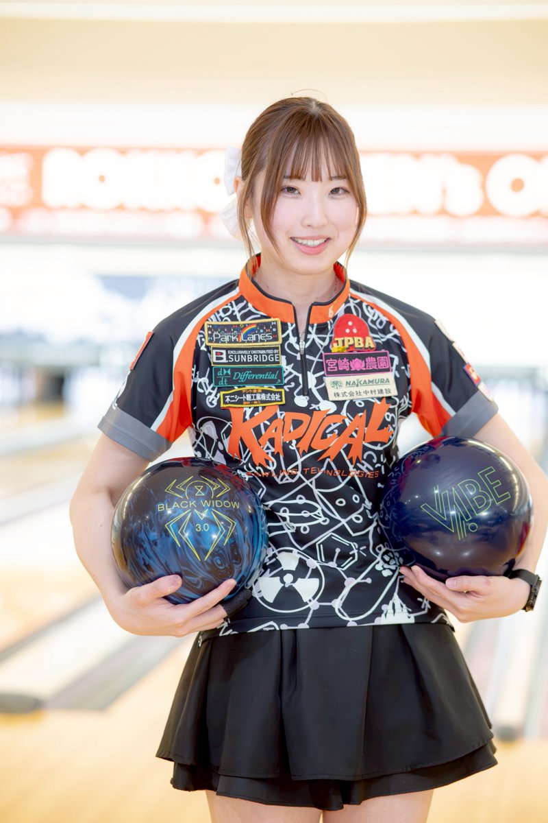sunbridge_tweet's tweet photo. 🎉【速報】第42回六甲クイーンズオープントーナメント🎉

🏆 金子萌夏プロ（相模原パークレーンズ所属）が待望のツアー初優勝！
本当におめでとうございます！✨
サンブリッジに新たに加わったブランドが、早くも頂点へ。
優勝を支えたのは
💎 Track「キネティック・サファイア・アイス™」
https://t.co/Kv00EJ85Tf

さらに予選からラウンドロビンにかけては、Hammerブランドのボールが圧巻の存在感を発揮！
https://t.co/NCNnRhPiY9

各メーカーの個性が光る熱戦となりました。
そして今回、優勝ボールとなった「キネティック・サファイア・アイス™」は現在大好評につき完売間近！

気になっている方は、ぜひお近くのプロショップへ！
「欲しかったのに手に入らなかった…」となる前に、お早めのチェックをおすすめします！

金子萌夏プロ、初優勝おめでとうございます！👏🎳

撮影協力：武内良樹さま

#第42回六甲クイーンズオープントーナメント
#六甲クィーンズ
#金子萌夏プロ
#初優勝
#TRACK
#キネティックサファイアアイス
#Hammer
#Sunbridge
#サンブリッジ
#ボウリング