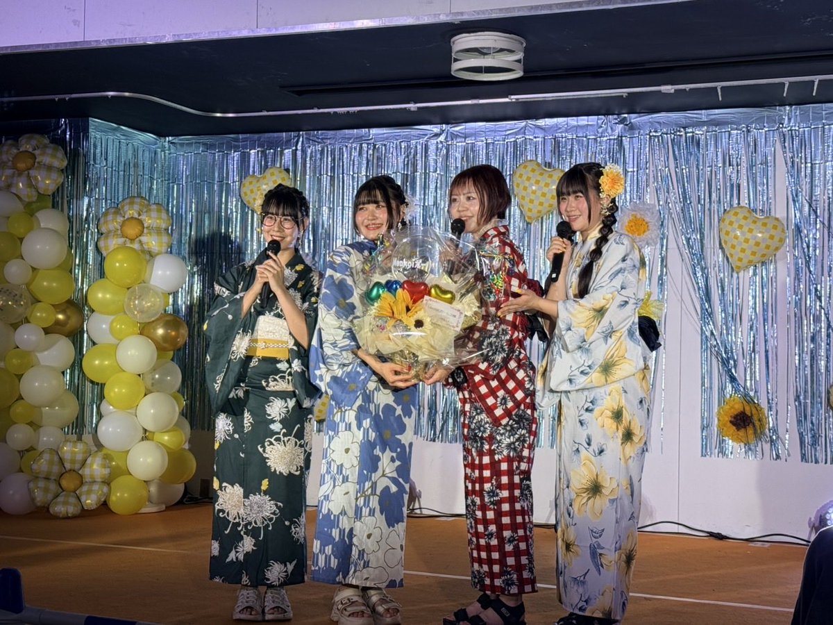 MEWKS910's tweet photo. おはようございます☀️

昨日は @Menkoigirls さんのライブへお邪魔してきました✨

お渡ししたバルーン花束を持って、写真を撮ってくださって嬉しかったです🎈🌻可愛かったなぁ♡

以前イベントで歌っていただいた「君にファンファーレ」
前向きな歌詞と明るいメロディー🎶
たくさん元気をチャージ✊♪ https://t.co/n4oXv0xQKL