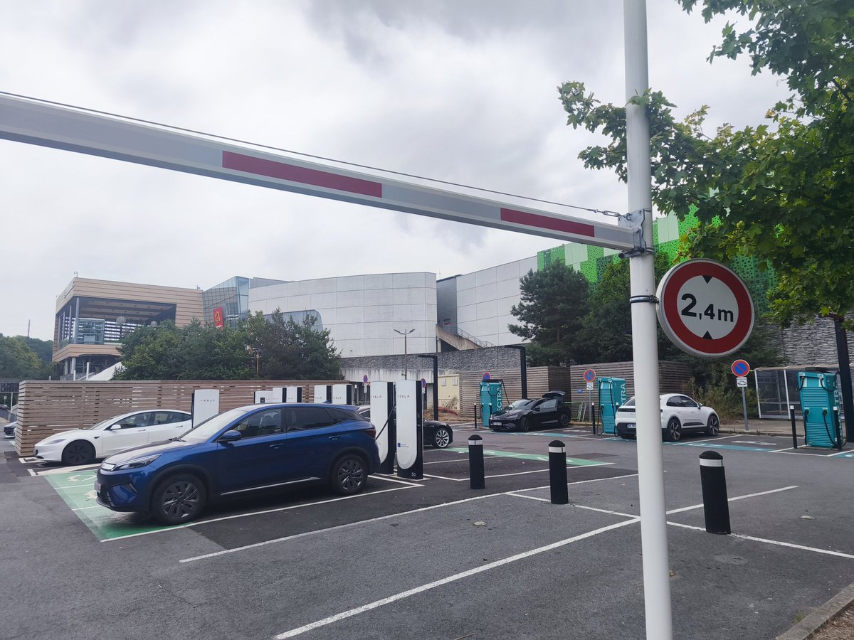 yudegov's tweet photo. @CarrefourES y en mi carrefour habitual unsolo cargador doble. 
Me parece que en general no estáis sabiendo aprovechar los fondos de ayuda EU para mejorar infraestructura. 
Haceroslo mirar https://t.co/FPHkczmzof