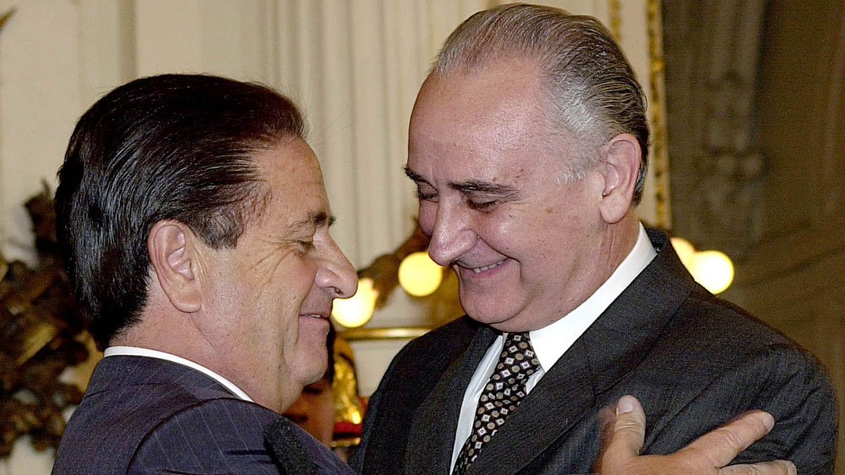 LLAOficial's tweet photo. ¿Lo sabías? Los peronistas Duhalde y Remes Lenicov se chorearon el 66% de los ahorros de la gente en 2002.

1. Eliminaron la convertibilidad y con esto tenían vía líbre para emitir sin respaldo como psicópatas.
2. Pesificaron los dólares de la gente en los bancos.
3. Llevaron el dólar al "3 a 1", con lo cual la gente perdió el 66% de sus ahorros y de sus salarios.

¿Y qué fue el "corralito" entonces? En 2001 se prohibió que saques mucha plata del banco. Esto era para evitar corridas bancarias y para recaudar más impuestos por tener que comprar en blanco. Pero tu plata valía lo mismo.

Hoy el peronismo festeja haber derrocado a De la Rúa por el horrendo corralito, y haber podido chorearnos el 66% de ahorros y salarios. ¡Un negoción! (para ellos)