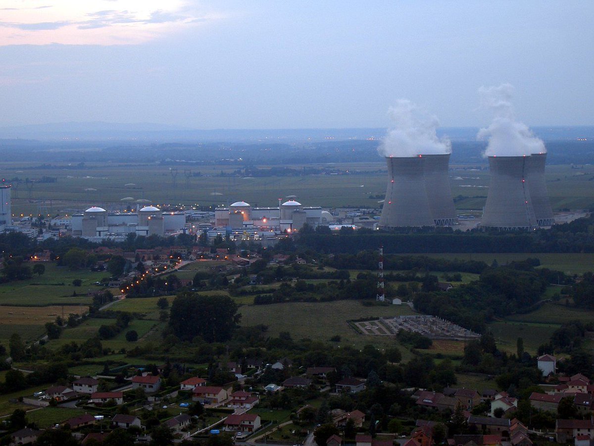 sputnik_jp's tweet photo. 【熱波が原発運転に影響　フランスで原子炉3基が停止】

☀️フランスの電力大手EDFは、熱波の影響により、原子炉3基の運転停止と、さらに8基の出力引き下げを余儀なくされた。仏メディアが同社の発表を引用して報じた。

EDFは「気象条件に加え、排出規制の遵守および環境保護のため、国内の原子力発電所の3基の原子炉を停止した」と説明している。

フランスの環境規制では、河川の水温が一定の基準を超えた場合、周辺の生態系を守るため、EDFに対し原子炉の出力低下が義務付けられている。国内で続く熱波により河川の水温が危険な水準に達したことから、同社はこうした措置を取った。

フランスでは、6月にも熱波の影響で3基の原子炉が運転を停止していた。12日も南西部で42.3度を記録するなど、各地で40度を超える猛暑が続いており、高温による原発への影響が長期化している。