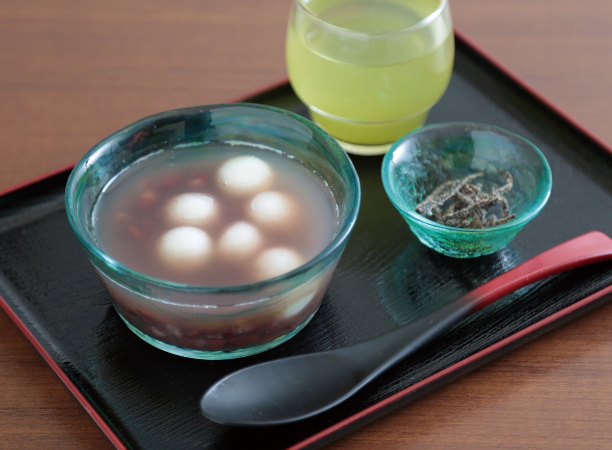 adachimuseum's tweet photo. 【喫茶室「大観」｜夏季限定メニュー】
７月も半ばとなり、本格的な夏を迎えました。
館内の喫茶室「大観」では、夏季限定で『冷やし出雲ぜんざい』をご提供しています。白玉入りのひんやりとした小豆汁は暑い夏にぴったりです。冷たい緑茶とともに、ぜひご賞味ください。#足立美術館 https://t.co/EF07GTfikY