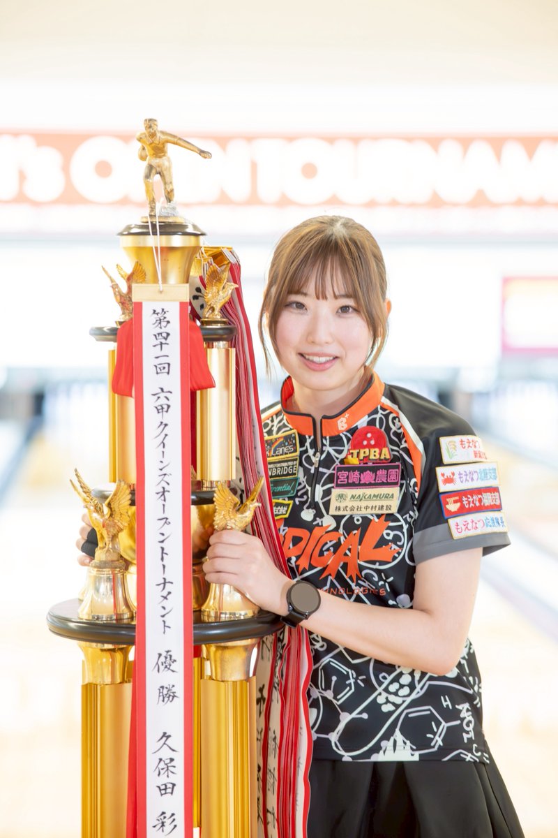 sunbridge_tweet's tweet photo. 🎉【速報】第42回六甲クイーンズオープントーナメント🎉

🏆 金子萌夏プロ（相模原パークレーンズ所属）が待望のツアー初優勝！
本当におめでとうございます！✨
サンブリッジに新たに加わったブランドが、早くも頂点へ。
優勝を支えたのは
💎 Track「キネティック・サファイア・アイス™」
https://t.co/Kv00EJ85Tf

さらに予選からラウンドロビンにかけては、Hammerブランドのボールが圧巻の存在感を発揮！
https://t.co/NCNnRhPiY9

各メーカーの個性が光る熱戦となりました。
そして今回、優勝ボールとなった「キネティック・サファイア・アイス™」は現在大好評につき完売間近！

気になっている方は、ぜひお近くのプロショップへ！
「欲しかったのに手に入らなかった…」となる前に、お早めのチェックをおすすめします！

金子萌夏プロ、初優勝おめでとうございます！👏🎳

撮影協力：武内良樹さま

#第42回六甲クイーンズオープントーナメント
#六甲クィーンズ
#金子萌夏プロ
#初優勝
#TRACK
#キネティックサファイアアイス
#Hammer
#Sunbridge
#サンブリッジ
#ボウリング