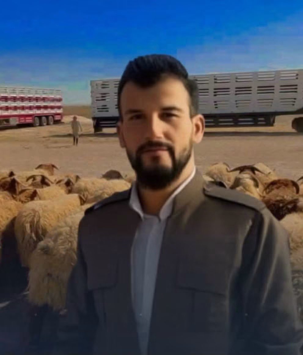 SaadSh1ingali's tweet photo. الاعلام العراقي منذ ايام وهو منشغل بقضية الصياد العراقي الذي استشهد على يد الكويتيين 

ولا احد تجرأ الحديث عن استشهاد راعي الاغنام الكوردي "ريباز صالح" (30 عاماً) الذي استشهد بنيران الحرس الإيراني المجرم في منطقة "كيلشين" التابعة لناحية "سيدكان" بمحافظة أربيل.

لان الجاني والمجرم هي الحبيبة والصديقة ايران