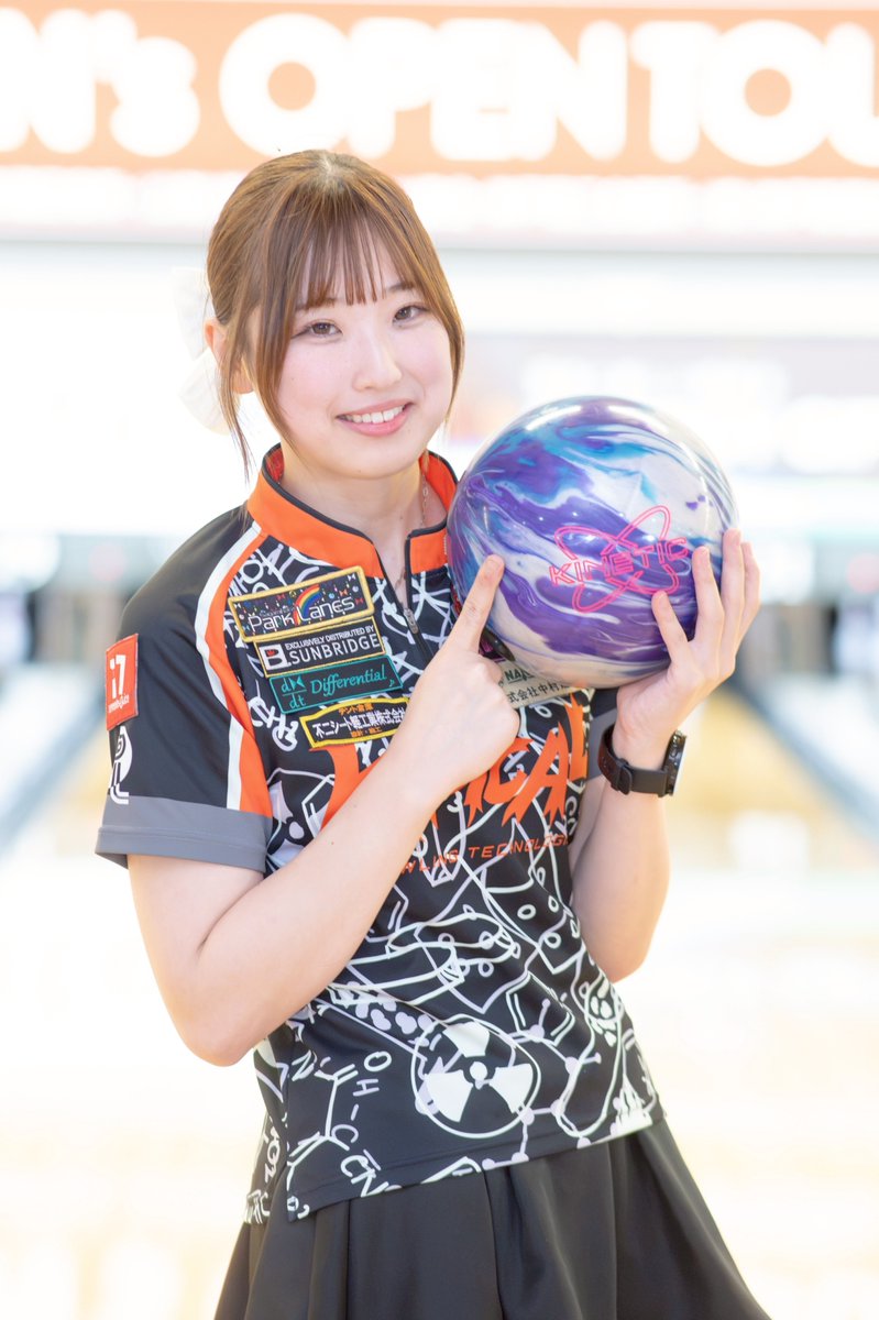 sunbridge_tweet's tweet photo. 🎉【速報】第42回六甲クイーンズオープントーナメント🎉

🏆 金子萌夏プロ（相模原パークレーンズ所属）が待望のツアー初優勝！
本当におめでとうございます！✨
サンブリッジに新たに加わったブランドが、早くも頂点へ。
優勝を支えたのは
💎 Track「キネティック・サファイア・アイス™」
https://t.co/Kv00EJ85Tf

さらに予選からラウンドロビンにかけては、Hammerブランドのボールが圧巻の存在感を発揮！
https://t.co/NCNnRhPiY9

各メーカーの個性が光る熱戦となりました。
そして今回、優勝ボールとなった「キネティック・サファイア・アイス™」は現在大好評につき完売間近！

気になっている方は、ぜひお近くのプロショップへ！
「欲しかったのに手に入らなかった…」となる前に、お早めのチェックをおすすめします！

金子萌夏プロ、初優勝おめでとうございます！👏🎳

撮影協力：武内良樹さま

#第42回六甲クイーンズオープントーナメント
#六甲クィーンズ
#金子萌夏プロ
#初優勝
#TRACK
#キネティックサファイアアイス
#Hammer
#Sunbridge
#サンブリッジ
#ボウリング