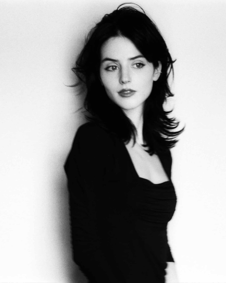 HER0ACDEMY's tweet photo. 𝗔very 𝗕ellerose 𝗕ertinelli / @bhadhazze
𝗶𝖽𝖺𝖽𝖾: 19 anos.
𝗹𝖾𝗀𝖺𝖽𝗈: Helena Bertinelli.
𝘀𝖾𝗑𝗎𝖺𝗅𝗂𝖽𝖺𝖽𝖾: bissexual. 
𝘁𝗎𝗋𝗆𝖺: segundo ano.
𝗽𝗋𝗈𝗇𝗈𝗆𝖾𝗌: ela/dela. https://t.co/hDts8UgFpi