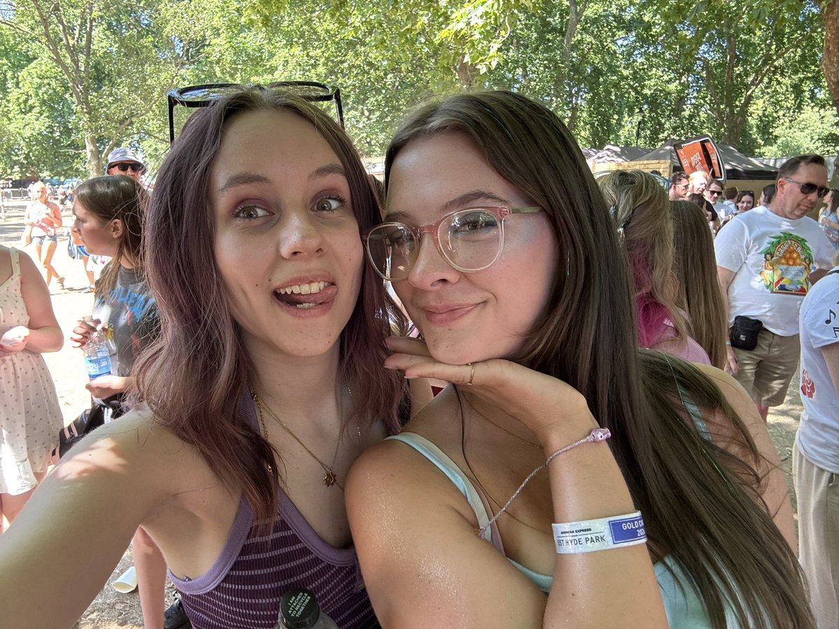 freyajdd's tweet photo. the most alessi day ever <3 https://t.co/EKMCQg1xG4