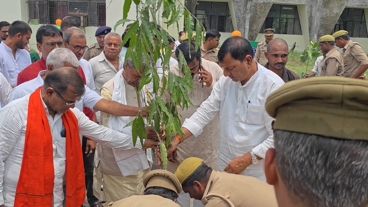 CdoGonda's tweet photo. @वृक्षारोपण महाअभियान-2026 के अवसर पर मनोरंजन केंद्र आईटीआई परिसर मनकापुर में मा० उपाध्यक्ष, गौ सेवा आयोग उ०प्र० श्री महेश कुमार शुक्ल जी, मा० विधायक मनकापुर, मा० विधायक गौरा व अन्य जनप्रतिनिधियों द्वारा पौधारोपण किया गया।
#पौधारोपण_महाअभियान_2026 
#गोण्डा_उत्तर_प्रदेश https://t.co/lQWGXDtPZx