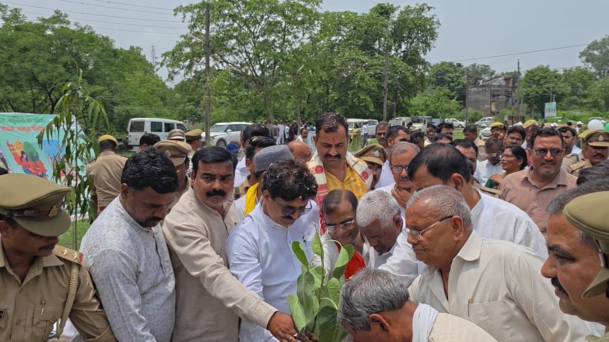 CdoGonda's tweet photo. @वृक्षारोपण महाअभियान-2026 के अवसर पर मनोरंजन केंद्र आईटीआई परिसर मनकापुर में मा० उपाध्यक्ष, गौ सेवा आयोग उ०प्र० श्री महेश कुमार शुक्ल जी, मा० विधायक मनकापुर, मा० विधायक गौरा व अन्य जनप्रतिनिधियों द्वारा पौधारोपण किया गया।
#पौधारोपण_महाअभियान_2026 
#गोण्डा_उत्तर_प्रदेश https://t.co/lQWGXDtPZx