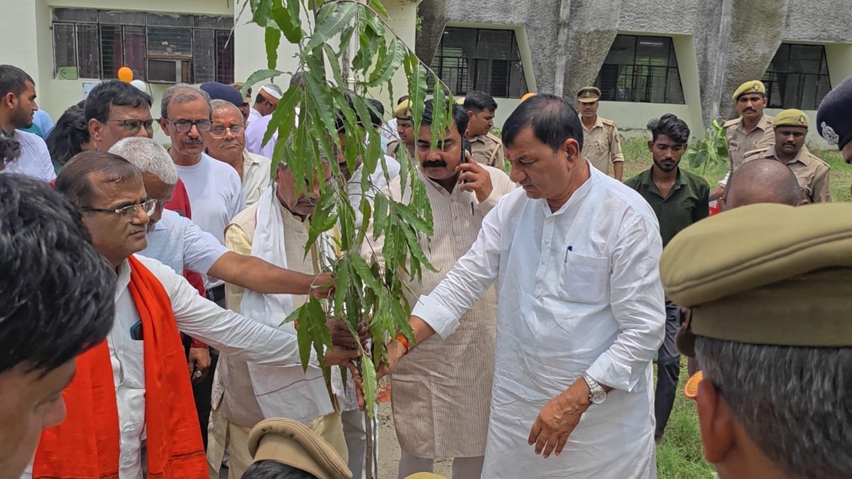 CdoGonda's tweet photo. @वृक्षारोपण महाअभियान-2026 के अवसर पर मनोरंजन केंद्र आईटीआई परिसर मनकापुर में मा० उपाध्यक्ष, गौ सेवा आयोग उ०प्र० श्री महेश कुमार शुक्ल जी, मा० विधायक मनकापुर, मा० विधायक गौरा व अन्य जनप्रतिनिधियों द्वारा पौधारोपण किया गया।
#पौधारोपण_महाअभियान_2026 
#गोण्डा_उत्तर_प्रदेश https://t.co/lQWGXDtPZx