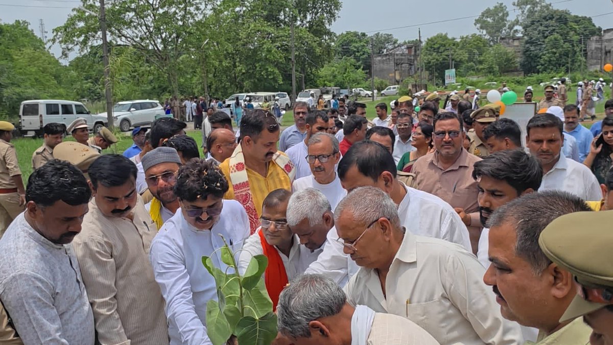 CdoGonda's tweet photo. @वृक्षारोपण महाअभियान-2026 के अवसर पर मनोरंजन केंद्र आईटीआई परिसर मनकापुर में मा० उपाध्यक्ष, गौ सेवा आयोग उ०प्र० श्री महेश कुमार शुक्ल जी, मा० विधायक मनकापुर, मा० विधायक गौरा व अन्य जनप्रतिनिधियों द्वारा पौधारोपण किया गया।
#पौधारोपण_महाअभियान_2026 
#गोण्डा_उत्तर_प्रदेश https://t.co/lQWGXDtPZx