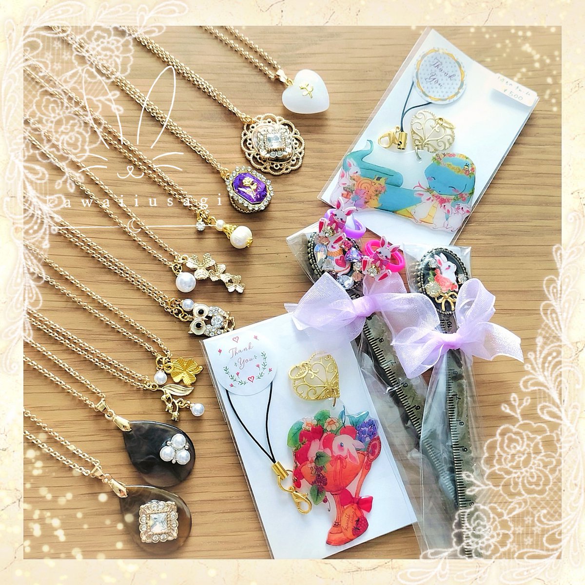 ebina_usagi's tweet photo. 岩沼郵便局へ新作を追加しています。
今回はネックレスも作ってみました。この画像の作品たちは岩沼郵便局だけの特別価格500円です。

私の絵本の見本も読むことができますよ♪(購入をご希望の場合はminneから)
岩沼郵便局へお立ち寄りの際は覗いてみてくださいね。
#岩沼
#郵便局無人販売
#岩沼郵便局 https://t.co/siMhcxHOgK