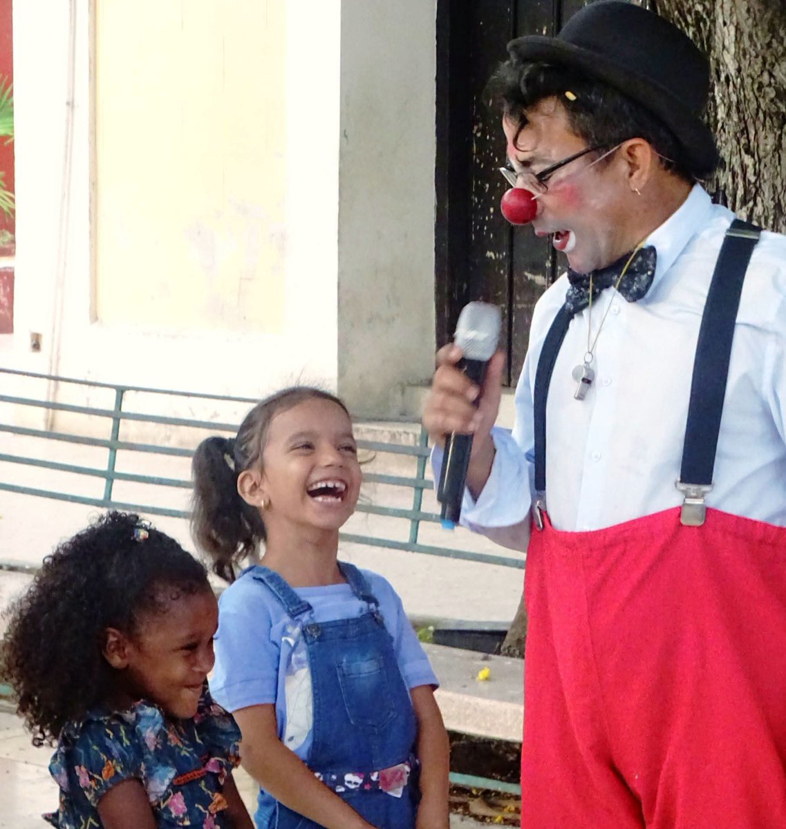 Deguantanamo's tweet photo. El verano 2026 nos va dejando estas preciosas imágenes llenas de alegría y color...Compañía de Variedades Circenses Carpandilla compartiendo su arte con los pequeños en el parque José Martí en este #VeranoConMiGente 
#Guantánamo https://t.co/StxOgLS7W0