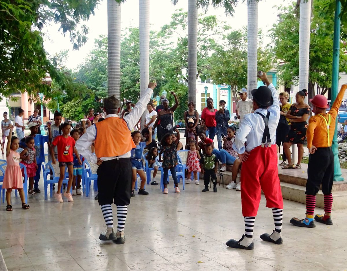 Deguantanamo's tweet photo. El verano 2026 nos va dejando estas preciosas imágenes llenas de alegría y color...Compañía de Variedades Circenses Carpandilla compartiendo su arte con los pequeños en el parque José Martí en este #VeranoConMiGente 
#Guantánamo https://t.co/StxOgLS7W0