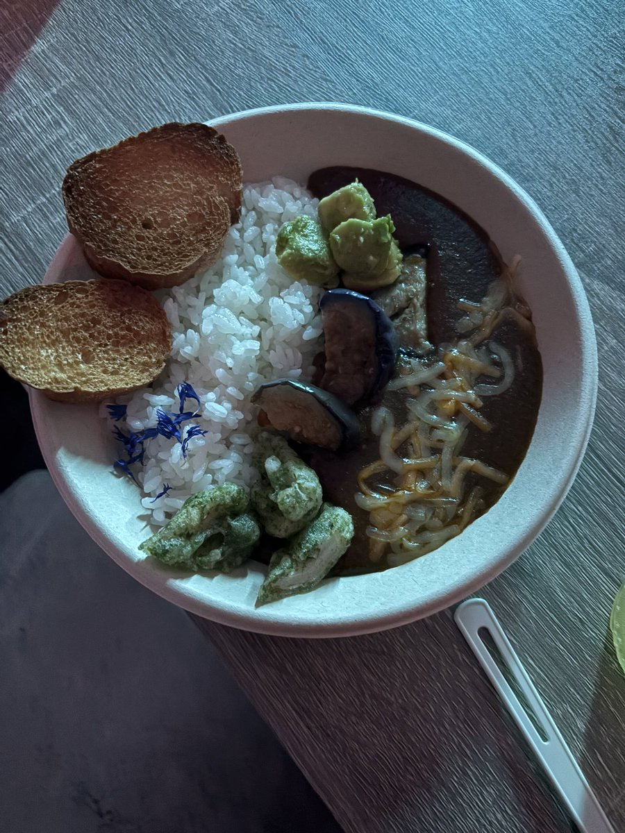 p_s0609's tweet photo. コラボドリンクとコラボカレーどれも美味しかった〜
ラムネとレモンサワー好きなので最高でした！
カレーはお肉ほろほろでどのトッピングもカレーと合ってて本当にすごくおいしかった✨
個人的にフランスパンにチーズのってるところのカレーをのせたらマジで最高でした！
#木ノ葉フェス https://t.co/HBBeGDN3xE