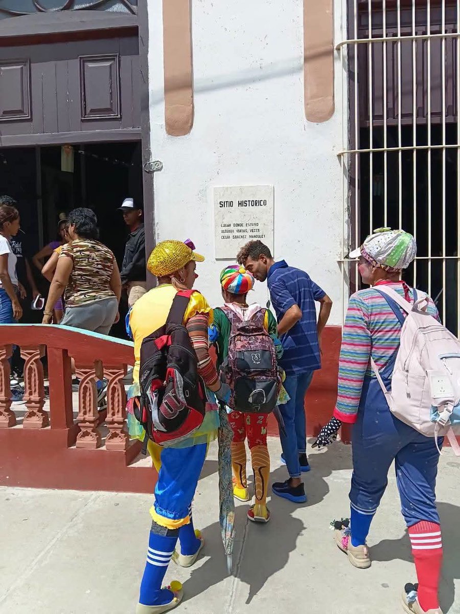 CubaMES's tweet photo. 🇨🇺 Integrantes de la #FEU y la #UJC de la @Universidad_UDG activaron el proyecto “Aquí con mi barrio” de la Red Juvenil Comunitaria en la Casa de Abuelos "Celia Sánchez Manduley" de Manzanillo. 

💙 ¡Jornada inolvidable! 

ℹ️📷 #UDGranma 
#MiMoncadaEsLaPatria #UniversidadCubana https://t.co/MzpvSz1d67