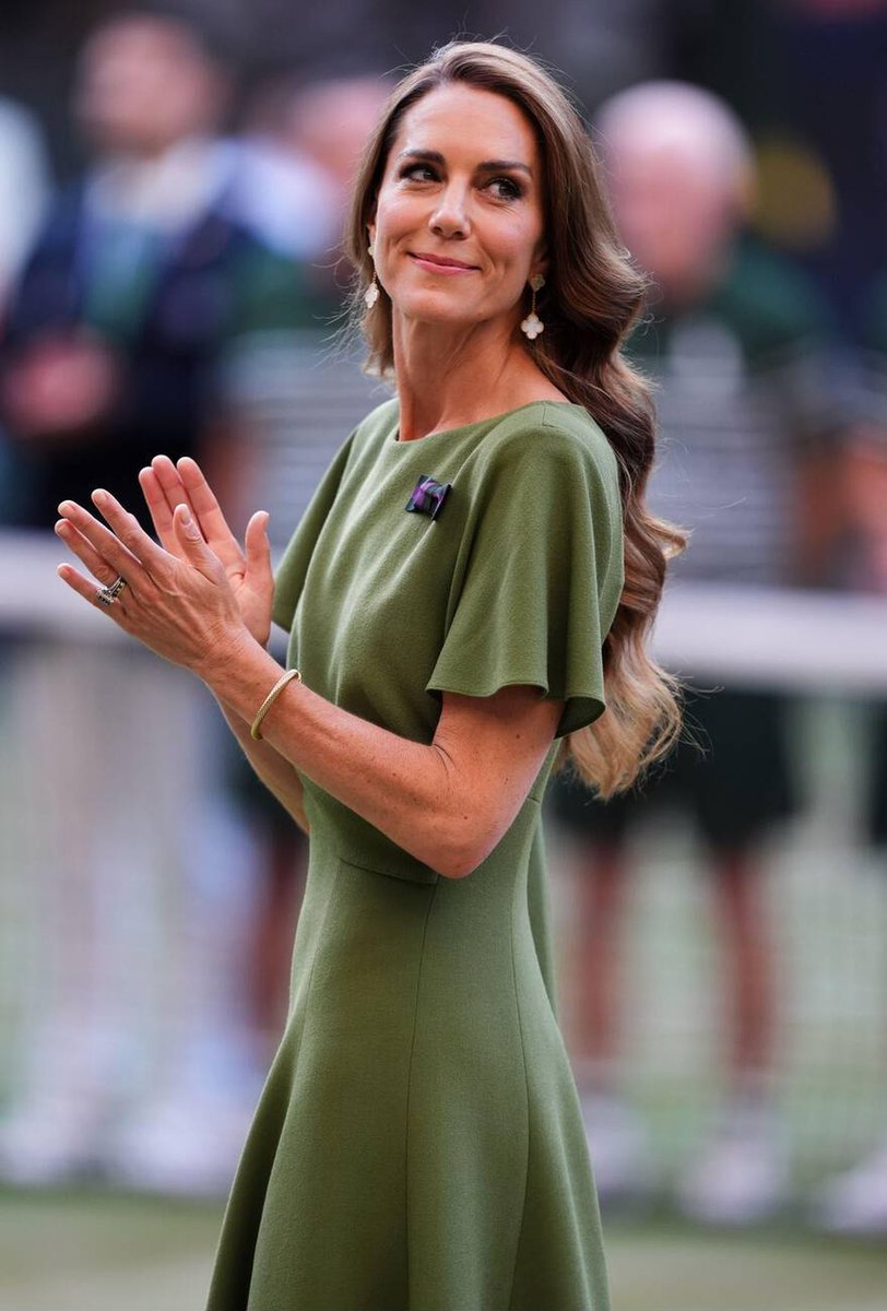 Irina_Regina1's tweet photo. The Queen that she is 👑💚✨ https://t.co/6wiCTVK0se