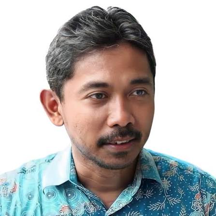 dosenhukumnotes's tweet photo. bangun tidur ku terus solat. Tidak lupa mengecek HP. Saya liat ada notif artikel dari Kompas berjudul "Labirin Hukum" yang ditulis oleh Prof. Widodo Dwi Putro, kolega dosen almarhum bapak saya dari Unram.

setelah saya baca, yang paling menarik dari drama Polri versus Kejaksaan, menurutnya, ternyata bukan siapa yang mengungguli atau tidak. Yang lebih menarik adalah mengapa hampir tidak ada yang percaya bahwa ini semata-mata soal penegakan hukum.

dan berikut saya rangkumkan dalam enam catatan:

1. kasus yang menyeret pimpinan lembaga penegak hukum memperlihatkan kelemahan desain penegakan hukum kita. Ketika seorang pejabat tinggi kejaksaan menjadi tersangka, muncul pertanyaan, siapa yang akan menuntutnya secara independen?

2. secara struktural, jaksa yang harus menyusun dakwaan berada dalam garis komando yang sama dengan pihak yang diperiksa. Di sinilah kepentingan hukum berpotensi berbenturan dengan loyalitas birokratis.

3. akibatnya, publik tidak lagi fokus memperdebatkan unsur tindak pidana atau alat bukti. Perhatian justru bergeser pada spekulasi politik, pertarungan institusi, dan konflik kepentingan di balik layar.

4. terdapat beberapa pembacaan yang berkembang di ruang publik, mulai dari serangan balik antarpenegak hukum, pertarungan faksi politik, proxy war antaroligarki, hingga keterlibatan aktor keamanan lain dalam perebutan pengaruh.

5. benar atau tidaknya seluruh spekulasi itu bukan poin utamanya. Yang lebih penting adalah hilangnya kepercayaan publik terhadap narasi penegakan hukum yang murni dan netral.

6. ketika masyarakat lebih mudah mempercayai teori politik daripada proses hukum, yang sedang mengalami krisis bukan sekadar institusi penegak hukum, melainkan gagasan rule of law itu sendiri.

***
jadi mengapa kita seringkali sinis? 

mungkin karena penegakan hukum terlalu sering hadir dalam momen-momen politik. Sehingga, publik sulit membedakan mana hukum sebagai instrumen keadilan, dan mana hukum sebagai instrumen pertarungan kekuasaan.

sumber: https://t.co/eRaNEiz7LW