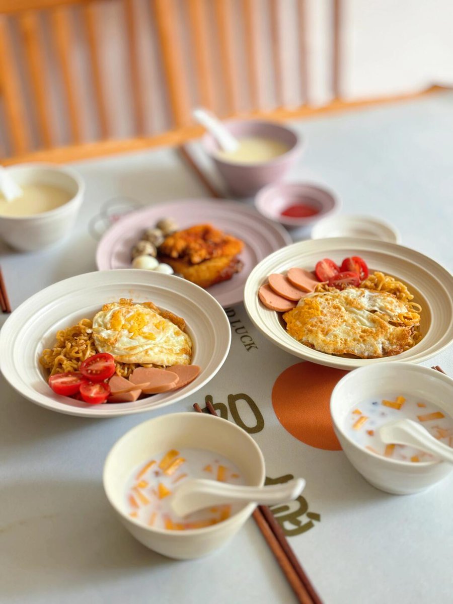KMmmm_100's tweet photo. Spent the evening making instant noodles with my favorite person—she snuck extra kimchi into my bowl, I secretly added an egg to hers. Small messy moments that feel perfect.， https://t.co/qA8YzebhKD