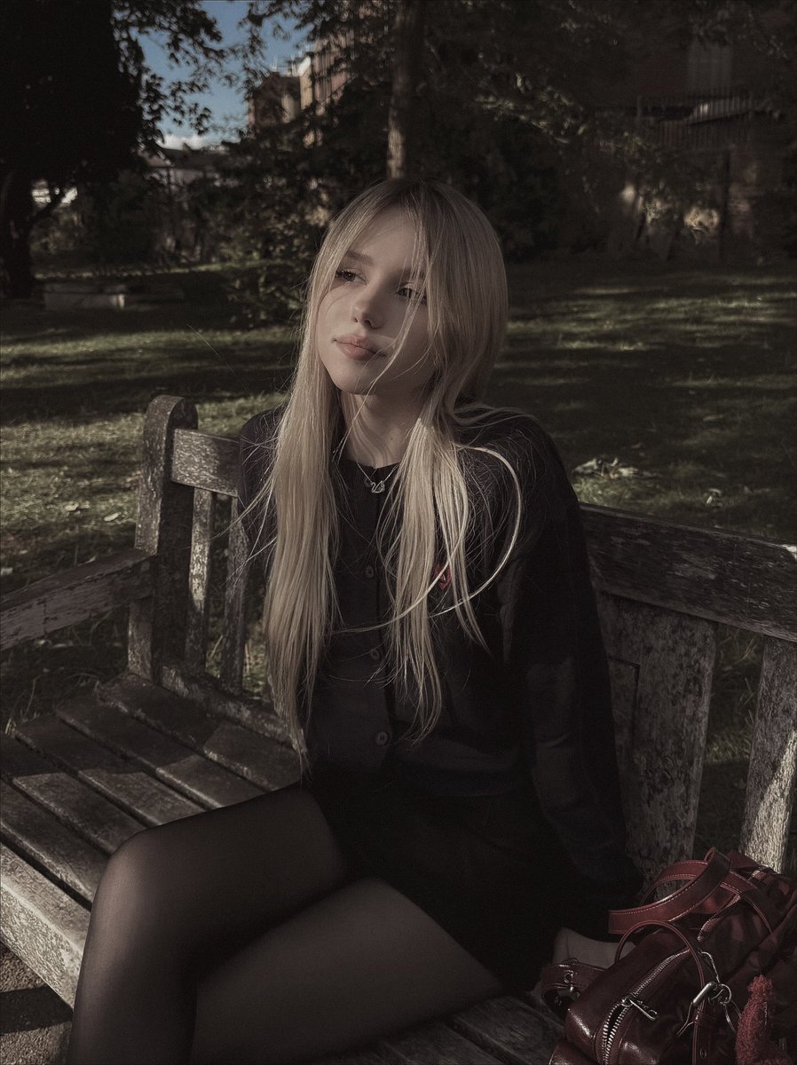 vicioamargo's tweet photo. 𝐂onheça-me.  
 ⠀  
⠀—⠀𝐍ome: Viktoria Santiago. 
⠀—⠀𝐀ltura: 1.67cm.
⠀—⠀𝐈dade: 23 anos.
   —   𝐄stado civil: solteira.
⠀—⠀𝐒exualidade: bissexual.
⠀—⠀𝐄stação favorita: primavera.
⠀—⠀𝐂or favorita: vermelho.
ᅟᅟᅟᅟᅟ https://t.co/qoS6LDb3Xo