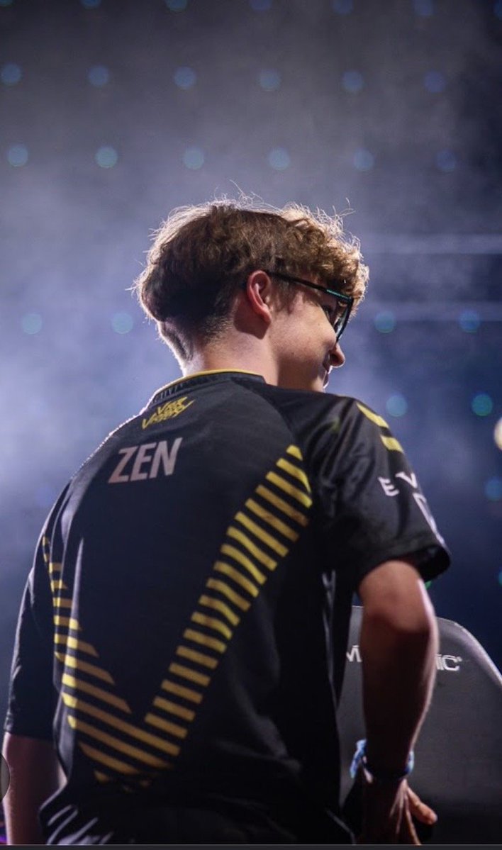 GsgZac's tweet photo. Who is your favorite pro and why, is it Zen? Comment below who u think the #1 player in the world is? Mine is obviously @Zenrll https://t.co/aqGQrqjoJo