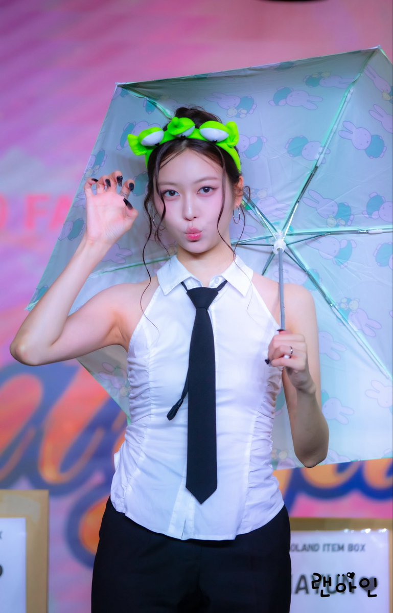 renahin___'s tweet photo. 260712 모모랜드 팬사인회

☂️💚

#모모랜드 #MOMOLAND #モモランド #제인 #JANE #ジェイン @MMLD_Official 
@MOMOLAND_japan https://t.co/IS57HspkWe