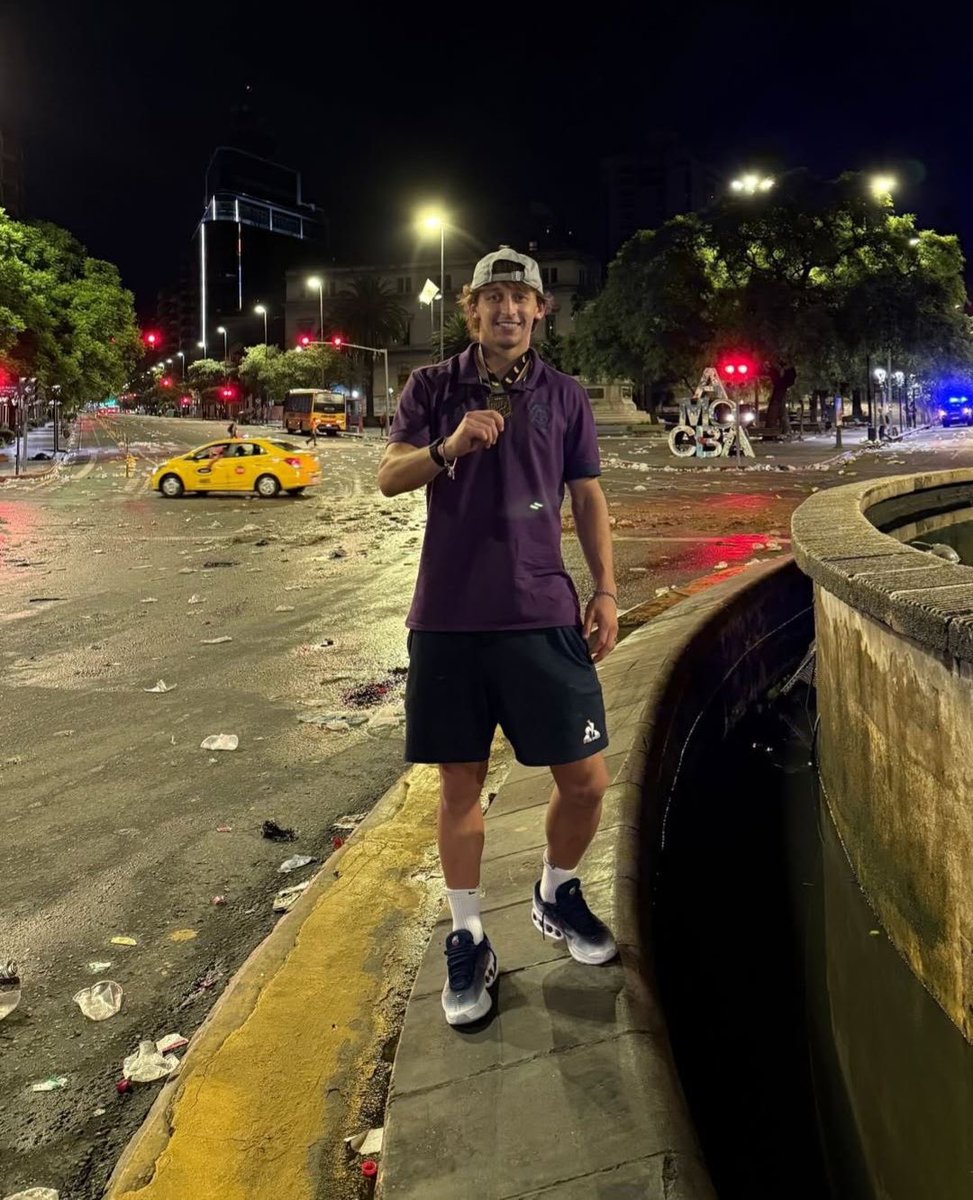 Vantte_vt's tweet photo. Hola mati, ya te dije que te amo ? Dale Galarza TE EXTRAÑO QUIERO VERTE JUGAR YA https://t.co/tvlUsqDS46