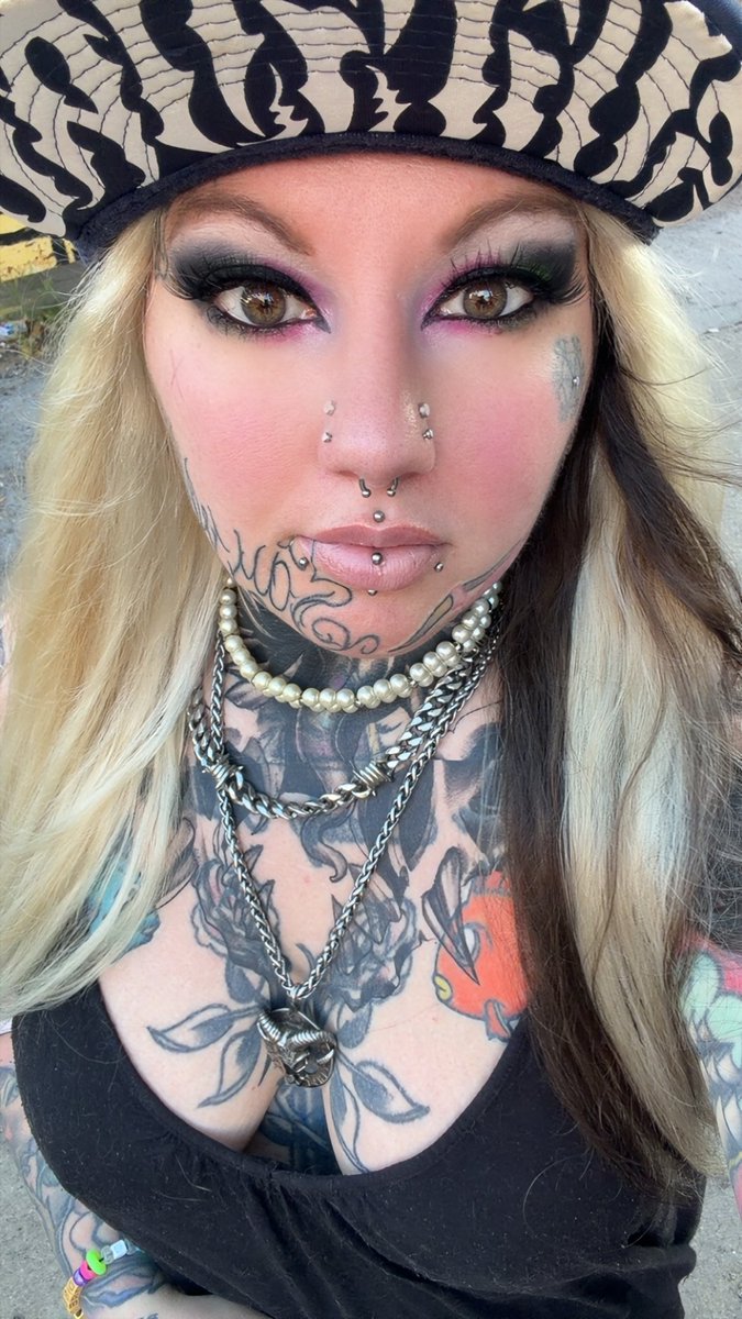 UnluckySushii's tweet photo. “...and all I could think was-you're so cool!” #trueromance #girlswithtattoos #gothgirl #altgirl #emogirl #punkgirl https://t.co/rvnRyhkUAq