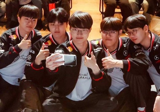 MUNHyunjunDO's tweet photo. Monday ✨
T1's today content :
•T-hind S7 | RTM Eps.2 at 6 PM KST only on T1 mbs!

Also T1 will trip to Paris for the EWC tournament today. Safe flight boys✈️ https://t.co/JhEEJ4ApFO