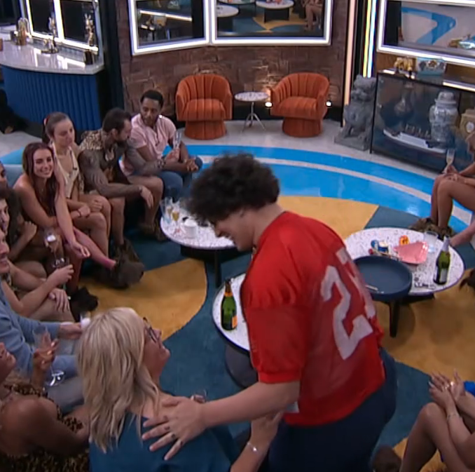 rbbq's tweet photo. Angela says Jason is familiar but can't place it and that she may follow him on instagram

"I follow a lot of drag queens" #BB28 https://t.co/ZbE3qKnpOR