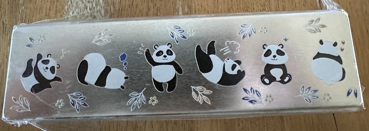 sandrock04's tweet photo. 駅ナカで見つけて即お買上🐼
缶のサイズがなんかいい感じ！ https://t.co/guqmMgb5pG
