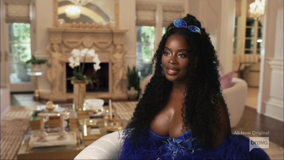 TheRhoaTalk's tweet photo. Shamea’s new confessional look for Season 17. #RHOA https://t.co/9eZSncSoFB