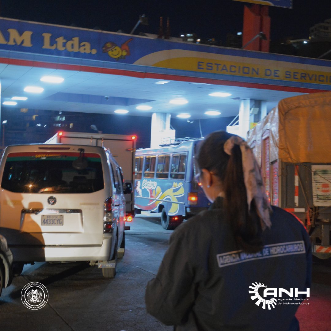 AnhBolivia's tweet photo. La ANH mantiene desplegado a su personal técnico en EESS para verificar el historial de carguíos de los motorizados y prevenir irregularidades en la comercialización de combustibles, como las cargas repetitivas que podrían estar asociadas al acopio.

#SiempreBolivia https://t.co/WKiCsXcnZE