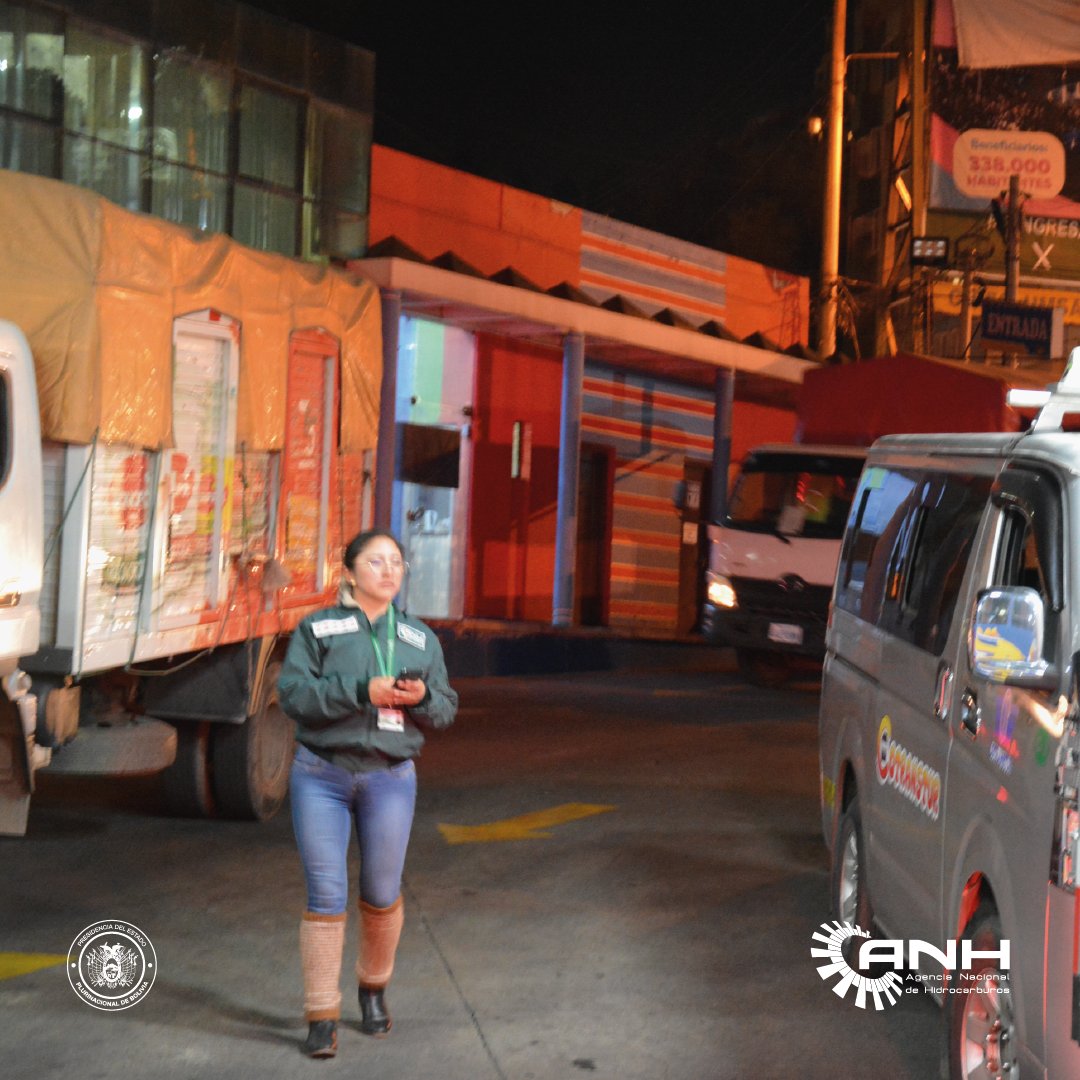 AnhBolivia's tweet photo. La ANH mantiene desplegado a su personal técnico en EESS para verificar el historial de carguíos de los motorizados y prevenir irregularidades en la comercialización de combustibles, como las cargas repetitivas que podrían estar asociadas al acopio.

#SiempreBolivia https://t.co/WKiCsXcnZE