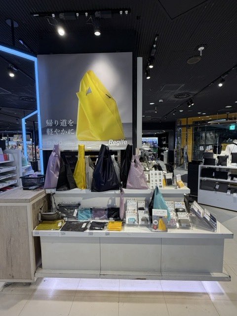 aso_update's tweet photo. 📣ポップアップのお知らせ
渋谷ロフト様の地下一階文房具売り場にてポップアップを開催中です🎉　

クリアブックカバーfog &amp;fizzはもちろん、
耐水性に優れたタフトシリーズや
軽くて丈夫なレジ袋型エコバッグレジルも展開中です🙌 

asoの人気商品がまるっと見られるので、ぜひご来店ください🏃‍♂️ https://t.co/lP2NYONNxq