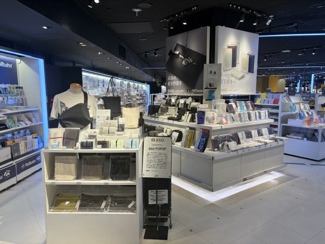 aso_update's tweet photo. 📣ポップアップのお知らせ
渋谷ロフト様の地下一階文房具売り場にてポップアップを開催中です🎉　

クリアブックカバーfog &amp;fizzはもちろん、
耐水性に優れたタフトシリーズや
軽くて丈夫なレジ袋型エコバッグレジルも展開中です🙌 

asoの人気商品がまるっと見られるので、ぜひご来店ください🏃‍♂️ https://t.co/lP2NYONNxq