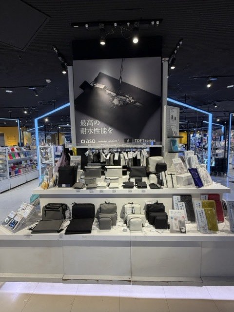 aso_update's tweet photo. 📣ポップアップのお知らせ
渋谷ロフト様の地下一階文房具売り場にてポップアップを開催中です🎉　

クリアブックカバーfog &amp;fizzはもちろん、
耐水性に優れたタフトシリーズや
軽くて丈夫なレジ袋型エコバッグレジルも展開中です🙌 

asoの人気商品がまるっと見られるので、ぜひご来店ください🏃‍♂️ https://t.co/lP2NYONNxq