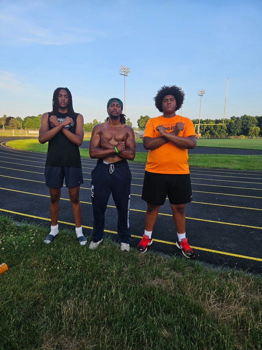 ZZyers's tweet photo. Me and my brothers just dominated these miles. 
Get used to hearing the name Ruff all season long !! We working @Zubruff @Zakruff11 #ruffboyz #dawgwork https://t.co/7nJEMigfTB