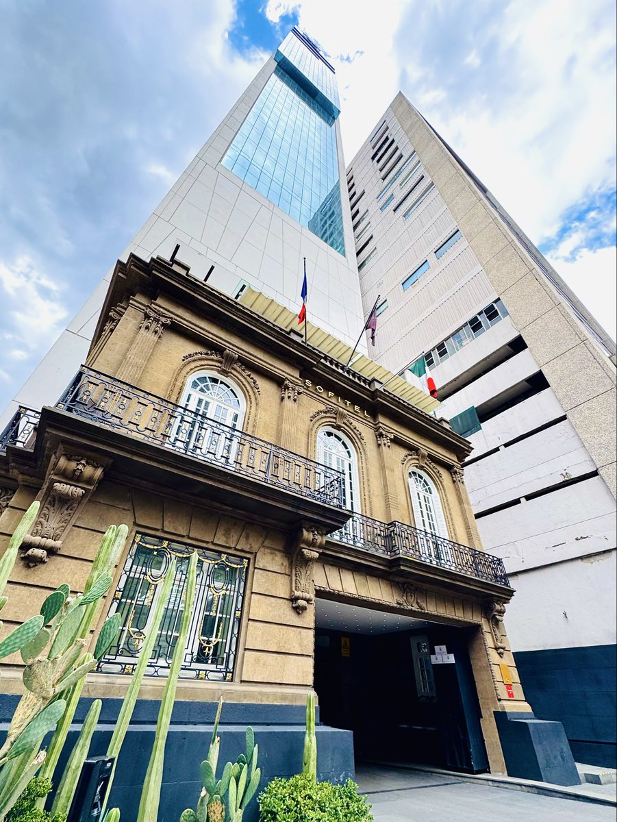 _Aetheron's tweet photo. La grandeza de un proyecto no está en el terreno; está en la Visión.

Cuando se inicia un proyecto arquitectónico, llegan las especificaciones del terreno: niveles a construir, área libre permeable, coeficiente de ocupación y muchos otros aspectos. Eso marca el margen. 

Pero el verdadero potencial lo libera el Arquitecto, el Diseñador y el Equipo Constructor.

Un terreno puede tener todas las condiciones ideales. Sin embargo, si el equipo no está capacitado para sacarle el máximo provecho, el resultado será mediocre. 

Elegir bien al arquitecto y al constructor no es un lujo; es indispensable.

En Paseo de la Reforma, una de las avenidas más emblemáticas de México, lo vemos con claridad. 

Grandes arquitectos y visionarios han dejado huella: torres premiadas internacionalmente como la Torre Reforma del arquitecto Benjamín Romano (ganadora del International Highrise Award 2018 como uno de los mejores rascacielos del mundo), junto a otros iconos históricos y modernos que hoy definen el paisaje de la ciudad. 

No fue solo el terreno. 
Fue la visión y la excelencia del equipo.
La grandeza de cualquier proyecto radica en la habilidad del equipo y en la amplitud de la visión de quien lo lidera.
 No habría una Roma gloriosa sin Julio César. Ni una Francia conquistadora sin Napoleón. Rómulo y Remo soñaron una gran nación; y la construyeron.

Tener una amplia visión importa. Un equipo o sistema que solo ve lo que tiene enfrente, sin aportar creación ni estímulo, no genera verdadero crecimiento.

Elige bien a tu arquitecto, a tu constructor y arma un equipo con visión.
 Eso es lo que transforma un terreno en un legado.