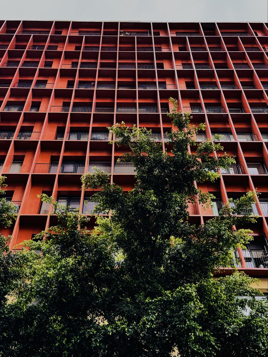 _Aetheron's tweet photo. La grandeza de un proyecto no está en el terreno; está en la Visión.

Cuando se inicia un proyecto arquitectónico, llegan las especificaciones del terreno: niveles a construir, área libre permeable, coeficiente de ocupación y muchos otros aspectos. Eso marca el margen. 

Pero el verdadero potencial lo libera el Arquitecto, el Diseñador y el Equipo Constructor.

Un terreno puede tener todas las condiciones ideales. Sin embargo, si el equipo no está capacitado para sacarle el máximo provecho, el resultado será mediocre. 

Elegir bien al arquitecto y al constructor no es un lujo; es indispensable.

En Paseo de la Reforma, una de las avenidas más emblemáticas de México, lo vemos con claridad. 

Grandes arquitectos y visionarios han dejado huella: torres premiadas internacionalmente como la Torre Reforma del arquitecto Benjamín Romano (ganadora del International Highrise Award 2018 como uno de los mejores rascacielos del mundo), junto a otros iconos históricos y modernos que hoy definen el paisaje de la ciudad. 

No fue solo el terreno. 
Fue la visión y la excelencia del equipo.
La grandeza de cualquier proyecto radica en la habilidad del equipo y en la amplitud de la visión de quien lo lidera.
 No habría una Roma gloriosa sin Julio César. Ni una Francia conquistadora sin Napoleón. Rómulo y Remo soñaron una gran nación; y la construyeron.

Tener una amplia visión importa. Un equipo o sistema que solo ve lo que tiene enfrente, sin aportar creación ni estímulo, no genera verdadero crecimiento.

Elige bien a tu arquitecto, a tu constructor y arma un equipo con visión.
 Eso es lo que transforma un terreno en un legado.