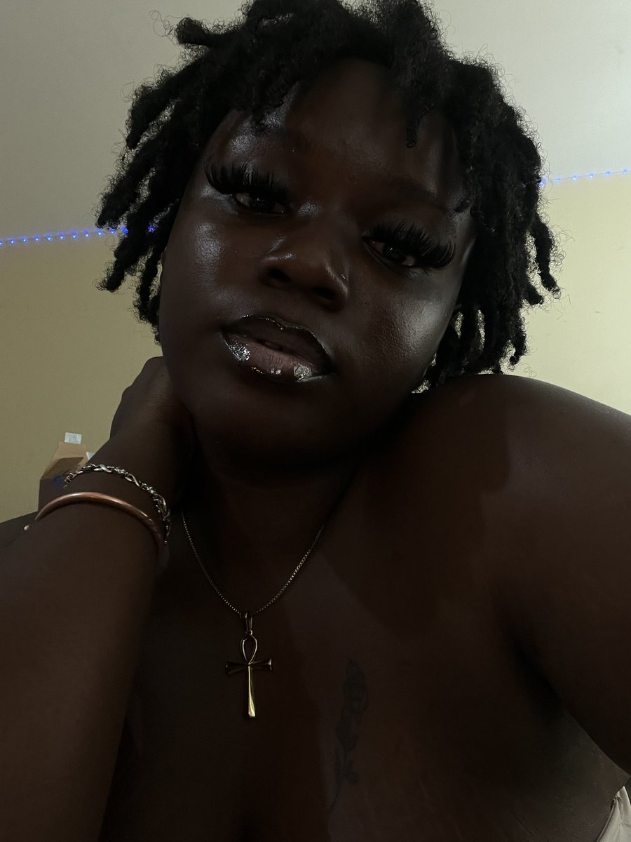 PrettyBlkBone_'s tweet photo. Honored to be a Black Woman 🍯🐝 https://t.co/dPVcRzjEZD