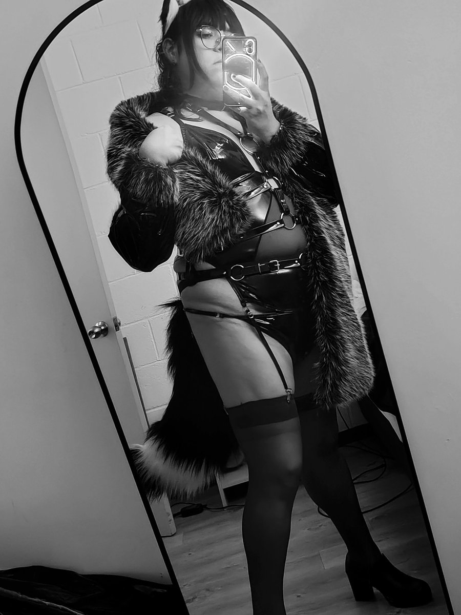 SundaeKaramel's tweet photo. Cosplaying as my character Mishka uwu https://t.co/f7C4ANew7E