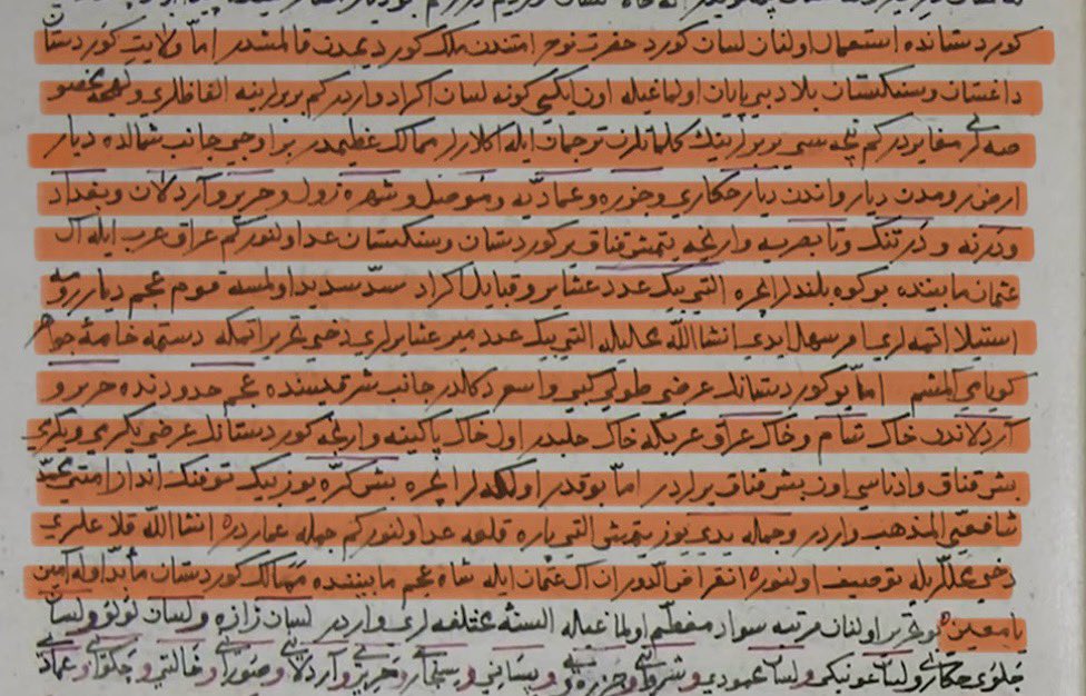 kurdoloji_ars's tweet photo. “Kürdistan’da isti‘mâl olunan lisân-ı Kürd, Hazret-i Nûh ümmetinden Melik Kürdim’den kalmışdır. Amma, vilâyet-i Kürdistân dağistân u sengistân, bilâd-ı bî-pâyân olmağile on iki gûne lisân-ı Ekrâd vardır ki, birbirlerine elfâzları ve lehçe-i mahsûsaları muğâyirdir; niçesi birbirlerinin kelimâtlarını tercüman ile anlarlar.

Memâlik-i azîmdir. Bir ucu cânib-i şimâlde diyâr-ı Erzurum’dan, diyâr-ı Van’dan, diyâr-ı Hakkârî ve Cizre ve İmâdiyye ve Musul ve Şehrezûl ve Harîr ve Ardalân ve Bağdad ve Derme ve Derteng ve tâ Basra’ya varınca yetmiş konak yer Kürdistân u sengistân add olunur.

Irâk-ı Arab ile Âl-i Osmân mâbeyninde bu kûh-ı bülendler içre altı bin aded aşâ’ir ü kabâ’il-i Ekrâd sedd-i sedîd olmasa, kavm-i Acem diyâr-ı Rûm’a istîlâ etmeleri emr-i sehl idi.

İnşâallah mahalliyle altı bin aded mîr-i aşâ’irleri dahi tahrîr etmeğe destime hâme-i cevâhir-gûyâmı almışım. Amma bu Kürdistân’ın arzı, tûlu gibi vâsi değildir. Cânib-i şarkisinde Acem hududunda Harîr ve Ardalân’dan hâk-i Şâm ve hâk-i Irâk-ı Arab, ki hâk-i Haleb’dir, ol hâk-i pâkeyne varınca Kürdistân’ın arzı yigirmi ve yigirmi beş konak, ednâsı on beş konak yerlerdir.

Amma bu kadar ülkeler içre beş kerre yüz bin tüfeng-endâz ümmet-i Muhammed, Şâfiiyyü’l-mezheb vardır. Ve cümle yedi yüz yetmiş altı pâre kal’a add olunur ki cümlesi imârdır. İnşâallah kılâ‘ları dahi mahalleriyle tavsîf olunur.

İnkırâzu’d-devrân Âl-i Osmân ile Şâh-ı Acem mâbeyninde memâlik-i Kürdistân mü’ebbed ola. Âmîn, yâ Mu’în.”

——————————————

Günümüz Türkçesi;

“Kürdistan’da kullanılan Kürt dili, Hz. Nûh’un soyundan gelen Melik Kürdim’den kalmıştır. Ancak Kürdistan vilayeti dağlık, taşlık ve uçsuz bucaksız bir ülke olduğundan burada on iki çeşit Kürt dili vardır. Bunların kelimeleri ve kendilerine özgü lehçeleri birbirinden farklıdır; bazıları birbirlerinin sözlerini ancak tercüman aracılığıyla anlayabilir.

Burası büyük bir memlekettir. Bir ucu kuzeyde Erzurum diyarından başlayıp Van, Hakkâri, Cizre, İmâdiye, Musul, Şehrezûr, Harîr, Ardalan, Bağdat, Derme, Derteng ve Basra’ya kadar uzanan yetmiş konaklık yer Kürdistan ve dağlık ülke olarak kabul edilir.

Irak-ı Arab ile Osmanlı Devleti arasında bulunan bu yüksek dağlarda altı bin Kürt aşireti ve kabilesi sağlam bir set olmasaydı, Acem kavminin Rum diyarını istilâ etmesi kolay olurdu.

İnşallah yeri geldikçe bu altı bin aşiret beyini de yazmak için kalemimi elime aldım. Ancak Kürdistan’ın genişliği, uzunluğu kadar değildir. Doğu tarafında Acem sınırındaki Harîr ve Ardalan’dan, Şam toprağı ve Arap Irakı toprağı, yani Halep toprağına kadar Kürdistan’ın genişliği yirmi ile yirmi beş konak, en dar yeri ise on beş konaktır.

Bu kadar ülke içinde Şâfiî mezhebine mensup beş yüz bin tüfek kullanan Müslüman vardır. Ayrıca tamamı mamur olan yedi yüz yetmiş altı kale sayılır. İnşallah bu kaleler de yerleriyle birlikte anlatılacaktır.

Osmanlı Hanedanı ile Acem Şahı arasında bulunan Kürdistan memleketi ebedî olsun. Âmin, ey Muîn.”

📚Eser: Seyahatnâme (10. Cilt, 219. Sayfa)
🖊️Müellif: Evliyâ Çelebî (ö. 1095/1684)