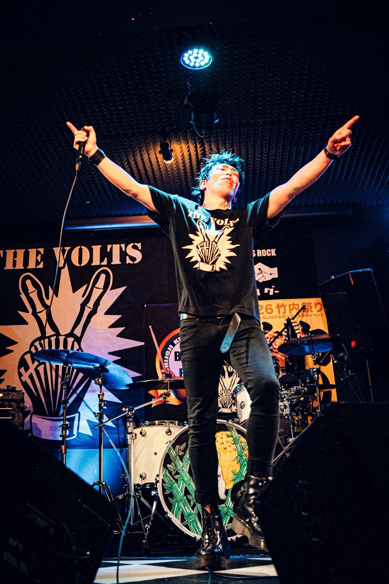 crazy_bomb4's tweet photo. 7.10は吉祥寺で
『最初はグーVS THE VOLTS』でした✌️
すごくバチバチで楽しかった🎵
かっちょええ写真もらいました✨
Photo by @takuya__onuki 

次回ボルツは8/1 新宿アンチノック https://t.co/ZWI9B4sk1Z