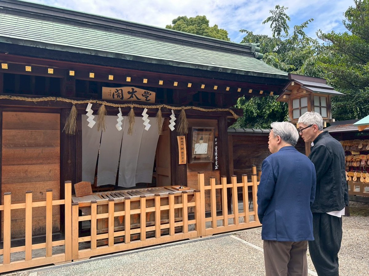 tx_ikegami's tweet photo. 7月14日（火）ＢＳテレ東 よる7時～ 
 池上彰と歩く謎解き日本地図

◆秀吉と家康ゆかりの神社になぜか目隠し塀が…謎の解は古地図に！ 秀吉の妹で家康の正室、朝日姫を祭った朝日神社。本殿の正面になぜか目隠し塀がある。
それはなぜなのか？古地図を見るとわかるという https://t.co/JJJewWeFDO