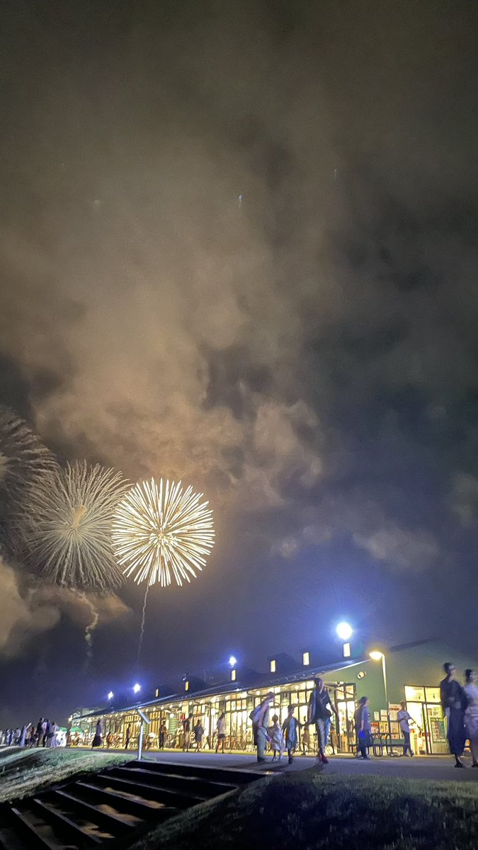 hamashoku's tweet photo. #なとり夏まつり 開催日浜や食堂は10:30～20:00（ラストオーダー19:30）お祭りの前に腹ごしらえ、花火の前にひと休み、ご利用ください。さらに、16:00頃から浜や食堂前では「#ブリスフルモーメント」による軒下LIVEを開催！音楽を楽しみながら、お祭りのひと時を🎵夏の最高の一日をお過ごしください！ https://t.co/z0V4cADB8D