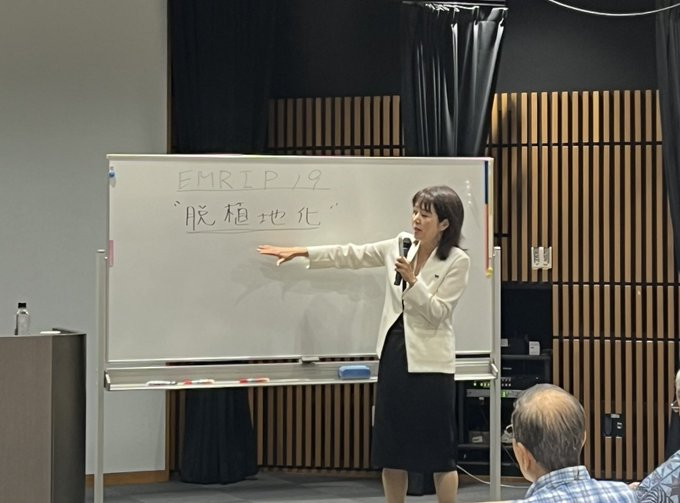 Fandom_Rocks's tweet photo. 麗澤大学で3回目の講義。
前回「中国の問題を中心に」とのリクエストをいただいていたので、対中の現状や台湾と中国の関係、そして、来週からジュネーブの国連本部で行われる会議で予定している2本のスピーチの話も絡めながら、解説いたしました。 https://t.co/nN5OfQ7HQ7