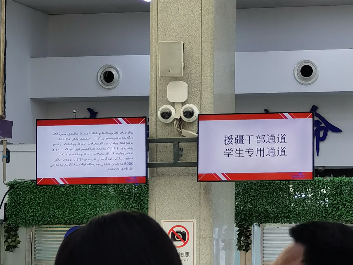SFAC_DETECTIVE's tweet photo. 我大学同桌就是新疆人他有着极具象征性的名字：蓝天
他开着他的雷克萨斯570从他位于阿克苏的10公顷的西红柿庄园到乌鲁木齐和我大口吃羊排大碗喝格瓦斯
我问他怎么看待东突
他说：“我的童年经历过爆炸，我的母亲把我塞在床下躲避街上持刀砍人的圣战分子，我永远不会原谅那些破坏我童年幸福生活的人” https://t.co/oPHX6w4b6B