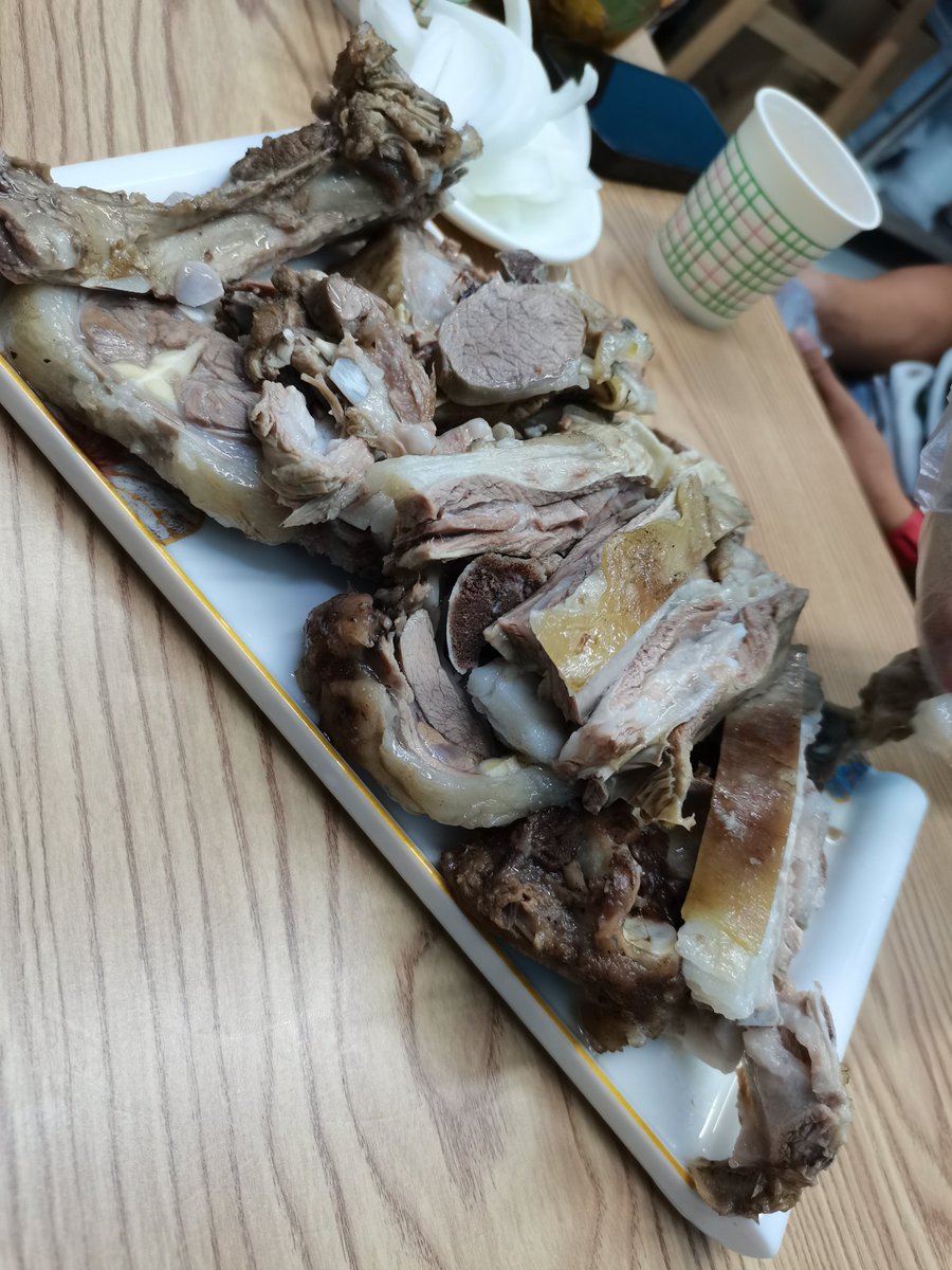 SFAC_DETECTIVE's tweet photo. 我大学同桌就是新疆人他有着极具象征性的名字：蓝天
他开着他的雷克萨斯570从他位于阿克苏的10公顷的西红柿庄园到乌鲁木齐和我大口吃羊排大碗喝格瓦斯
我问他怎么看待东突
他说：“我的童年经历过爆炸，我的母亲把我塞在床下躲避街上持刀砍人的圣战分子，我永远不会原谅那些破坏我童年幸福生活的人” https://t.co/oPHX6w4b6B